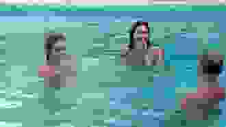 Em brincadeira na piscina, Marcus Vinicius sensualiza com sisters do BBB 24