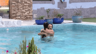 BBB21: Disputando último paredão, Juliette e Gilberto pulam de mãos dadas na piscina: ''Dois doidões''