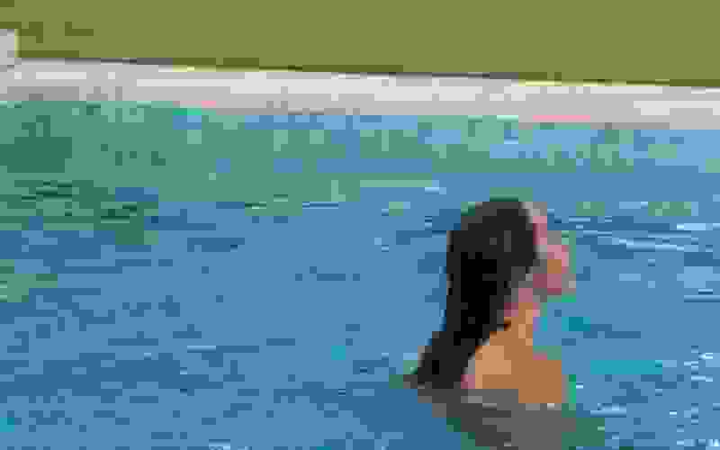 Após voltarem do Paredão, Isabelle e Alane pulam na piscina no BBB 24