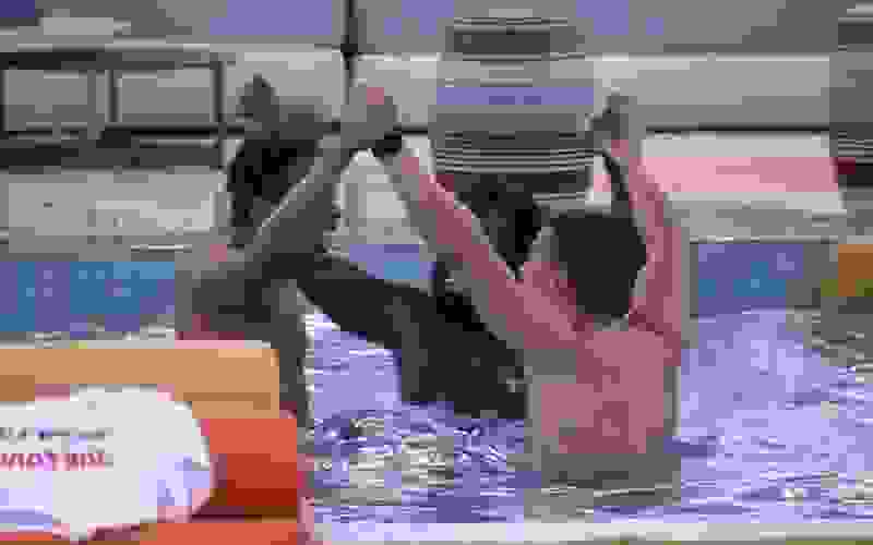 Arthur Aguiar, Douglas Silva e Paulo André pulam na piscina e celebram vaga na Final do BBB 22