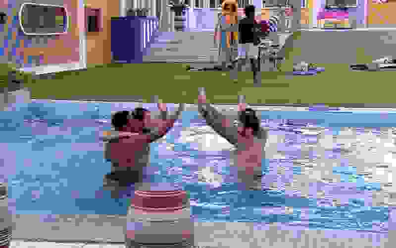 Brothers pulam na piscina após Eliminação de Natália no BBB 22