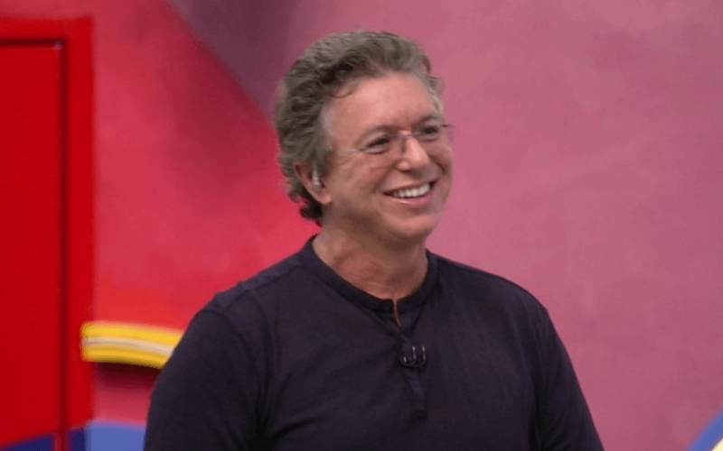 Boninho estaria correndo o risco de ser demitido da Globo e só o sucesso de uma pessoa pode salvá-lo, diz colunista