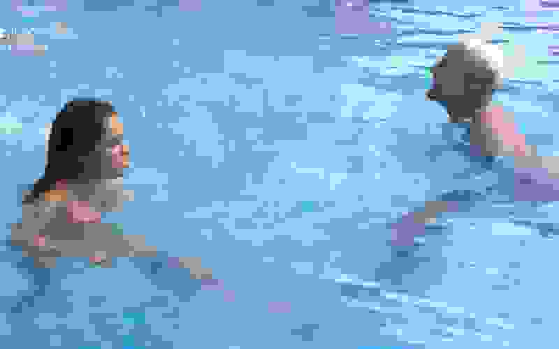 Dynho Alves ensina técnicas básicas de natação para Sthefane Matos - A Fazenda 13