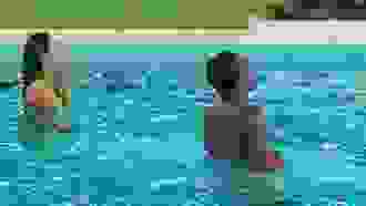 Após resultado de Paredão no BBB 24, Davi e Isabelle pulam juntos na piscina