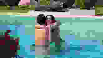 Matteus e Giovanna dão abraço na piscina do BBB 24 após sister elogiá-lo: 'Modelo'