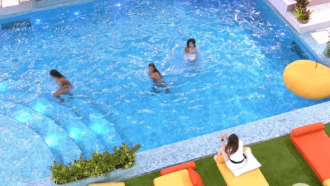 Linn da Quebrada, Natália e Jessilane fazem topless e pulam na piscina após Eliminação do BBB 22