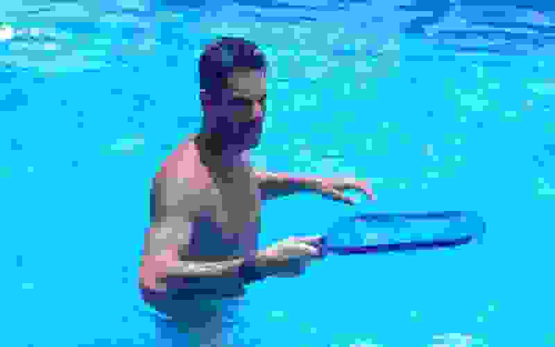 Diego Grossi aproveita dia de sol para limpar piscina da sede