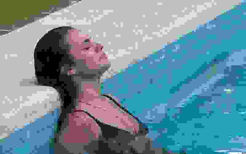Após briga no BBB 24, Alane chora sozinha na piscina