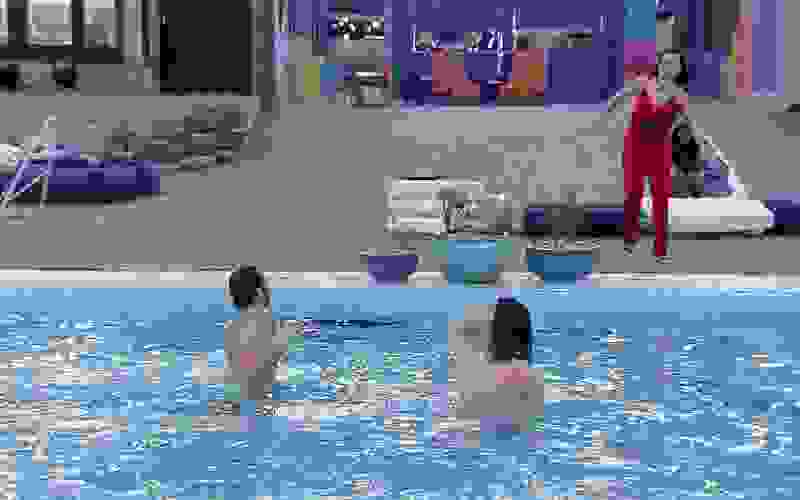 Fiuk e Gilberto cumprem promessa, dão selinho e pulam pelados na piscina do BBB21