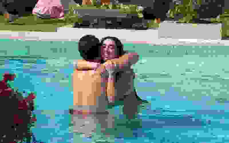 Matteus e Giovanna dão abraço na piscina do BBB 24 após sister elogiá-lo: 