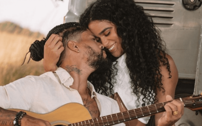 Vice-campeão de No Limite, Viegas lança música romântica e troca beijos com Elana em clipe: "Pessoa bem especial"