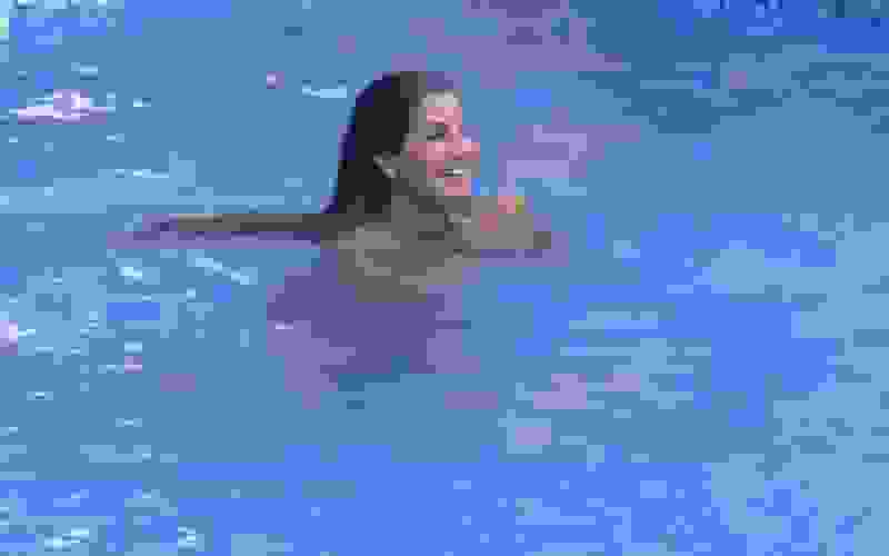 Marina se junta a Bil e pula na piscina - A Fazenda 13