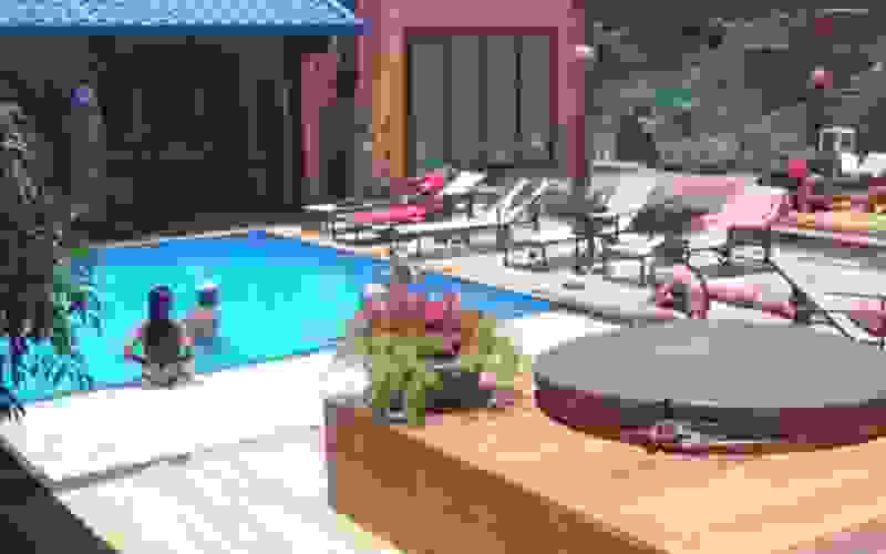 Peões aproveitam tarde ensolarada na piscina da sede - A Fazenda 13